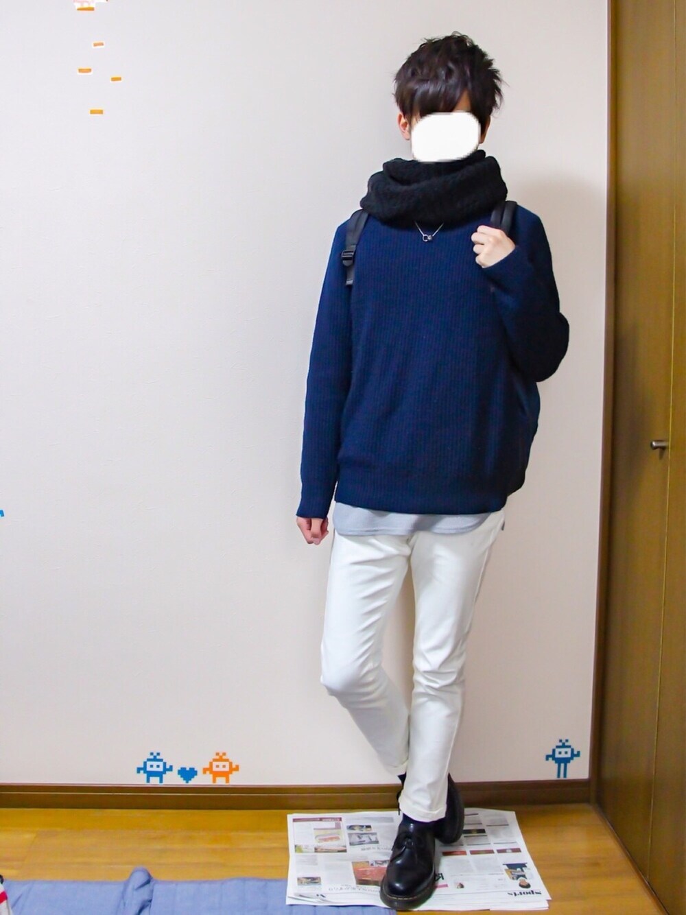 その他のニット/セーター、ホワイト系のチノパンツ、グレー系のTシャツ/カットソーを着用したメンズの冬コーディネートの1枚目の写真