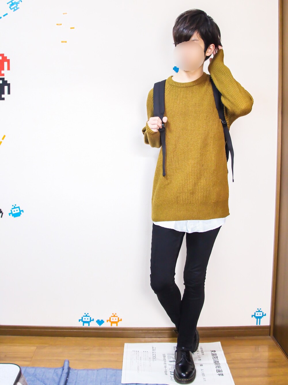 その他のニット/セーター、ブラック系のタンクトップ、ブラック系のブーツを着用したメンズの春コーディネートの1枚目の写真