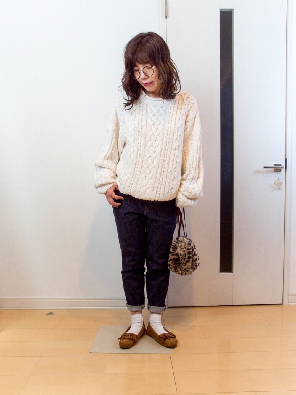 「シンプルコーデ、パンツスタイル、おしゃれさんと繋がりたい、冬コーデ、ゆるコーデ、プチプラコーデ、zozoデニム、ケーブルニット、めがね、レオパード」｜「usedのアイテム（ニット/セーター、ホワイト系）」を使った、まみさん（レディース・152cm）の冬コーディネートの1枚目の写真