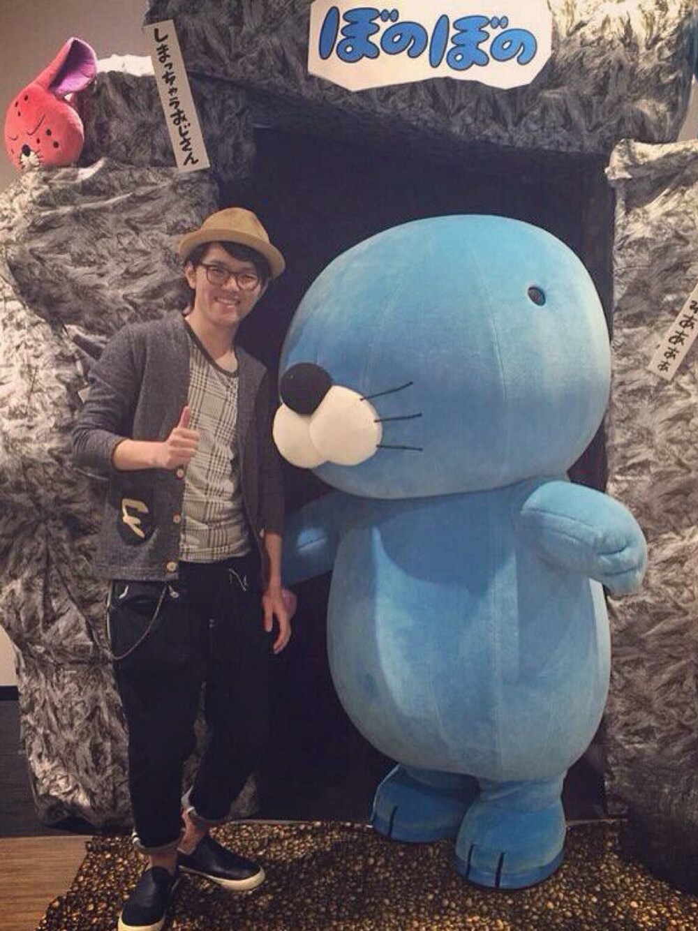 「ビレバン、ぼのぼの、frankly」｜「alternativeのアイテム（Tシャツ/カットソー、グレー系）」を使った、周太さん（メンズ・175cm）の秋コーディネートの1枚目の写真