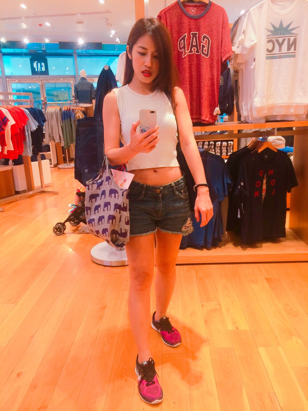 「summer、ZARA、fashion、VOGUE、BAGGU、WEARBOOKエントリー、Hong Kong、Taiwan、NIKE、FOREVER 21」｜「FOREVER 21のアイテム（デニムパンツ、ブルー系）」を使った、Cathy/千千さん（レディース・157cm）の夏コーディネートの1枚目の写真