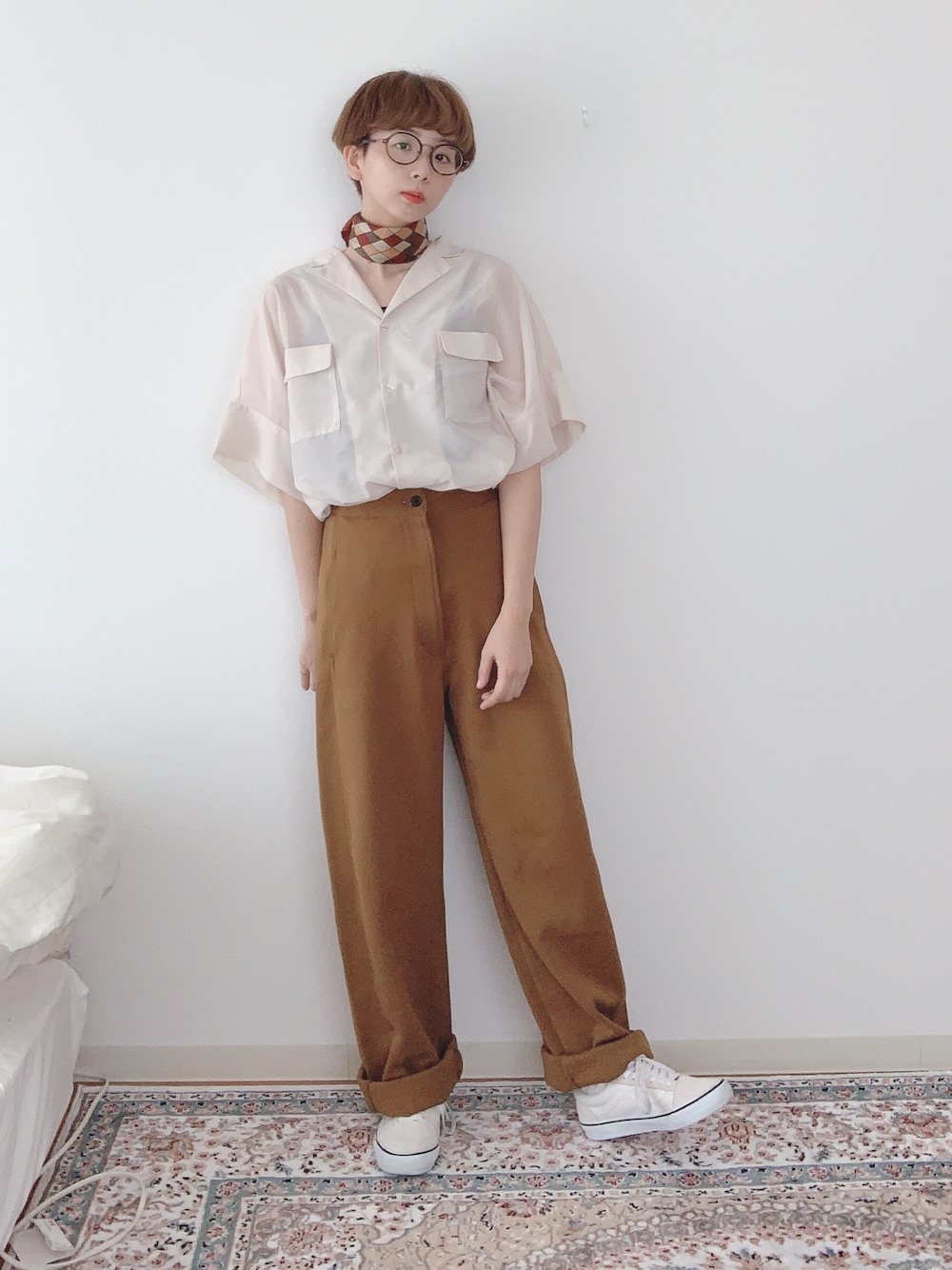 「大人カジュアル、シンプル、夏コーデ、低身長コーデ、ワイドパンツ、カーブパンツ、ootd、ベージュ、秋、ブラウン」｜「KBFのシアーオープンカラーシャツ（シャツ/ブラウス、ホワイト系）」を使った、kinoko.さん（レディース・157cm）の夏コーディネートの1枚目の写真