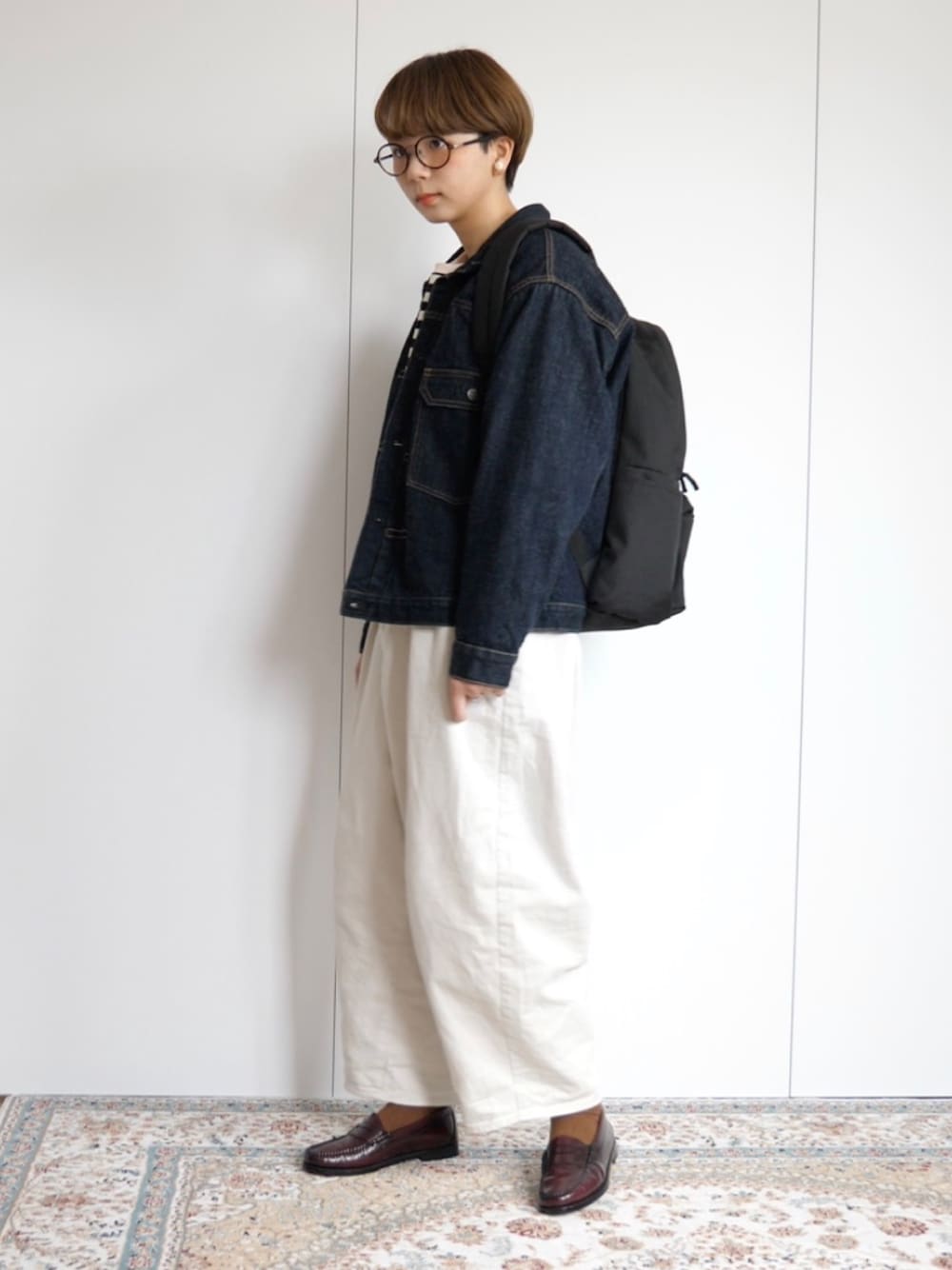 「シンプルコーデ、部屋撮り、低身長、大人カジュアル、春、プチプラコーデ、ラクチンコーデ、ジャケット、ホワイト、デニムジャケット」｜「LENOのアイテム（デニムジャケット、ブルー系）」を使った、kinoko.さん（レディース・157cm）の春コーディネートの1枚目の写真