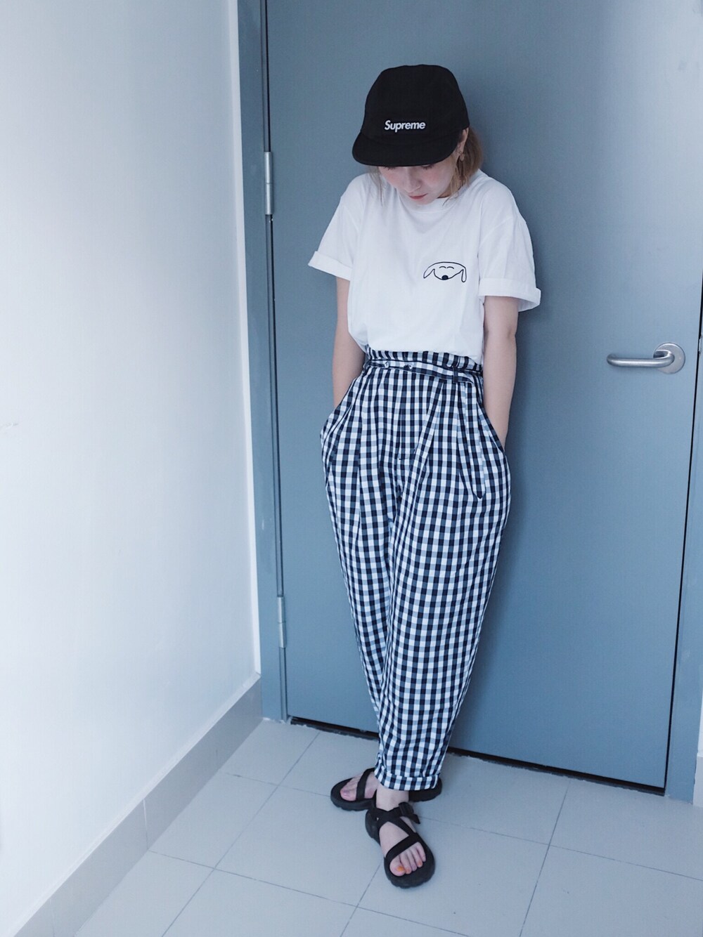 「Supreme のアイテム（キャップ、ブラック系）」を使った、satouさん（レディース・158cm）の夏コーディネートの1枚目の写真