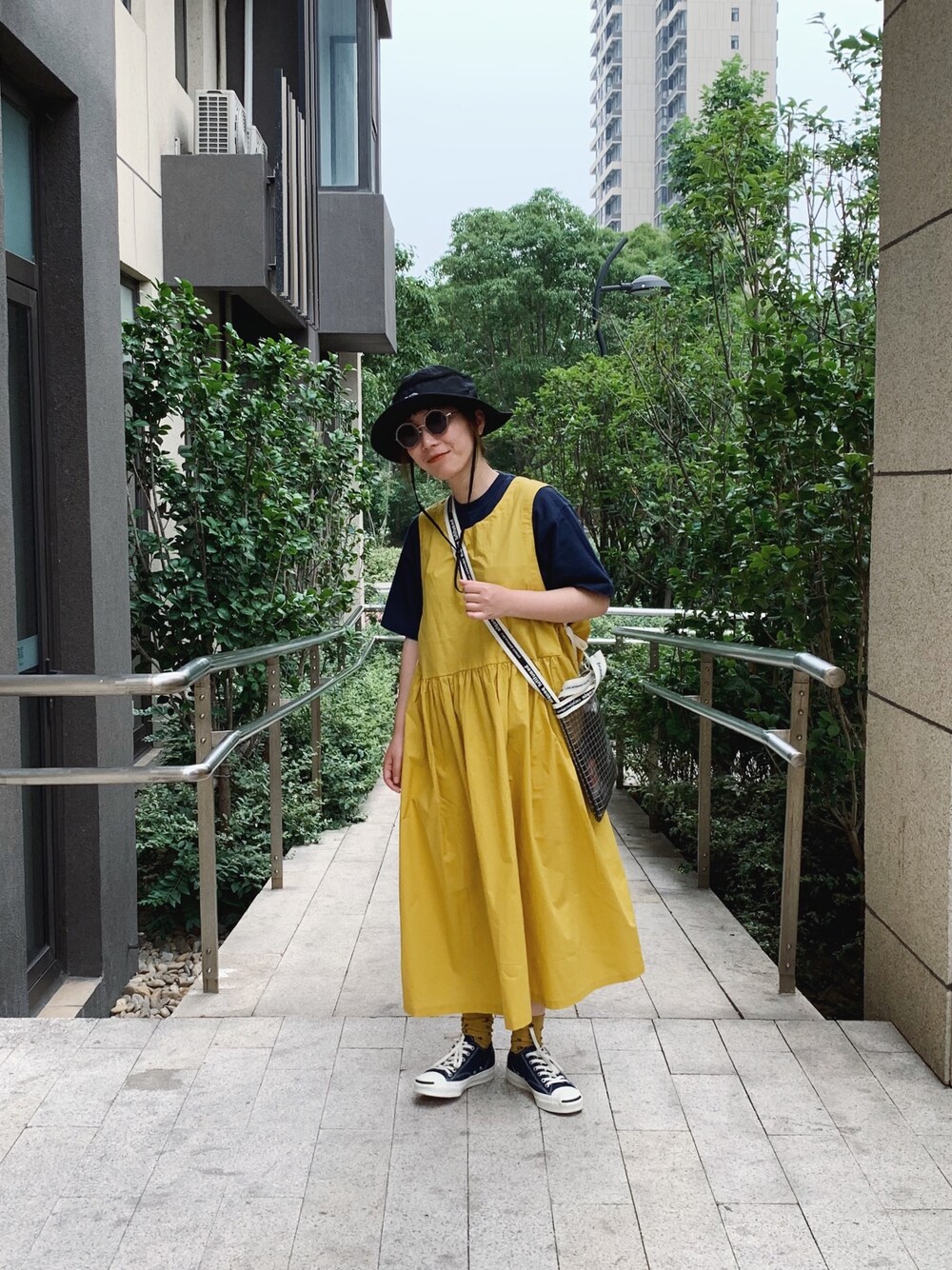 「beamsboy、thenorthface、converse」｜「beautiful peopleの【beautiful people】《STUDIOUS別注》ビニールサコッシュ（ショルダーバッグ、ブラック系）」を使った、satouさん（レディース・157cm）の夏コーディネートの1枚目の写真