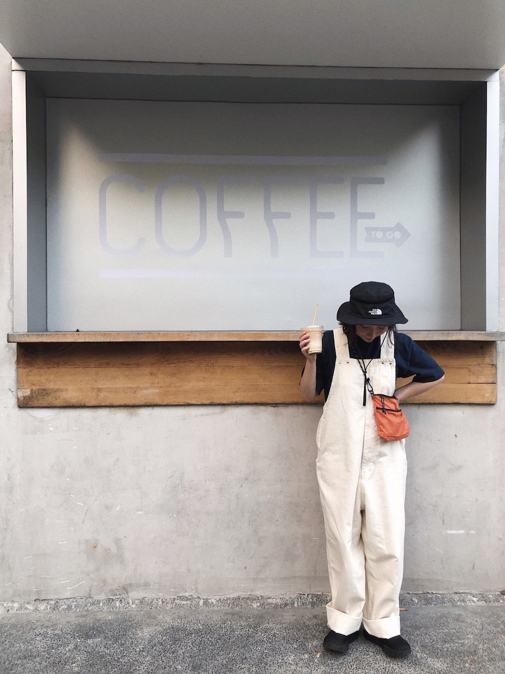 「BEAMS BOYのBEAMS BOY / ユーロワーク オーバーオール（サロペット/オーバーオール、ベージュ系）」を使った、satouさん（レディース・158cm）の秋コーディネートの1枚目の写真