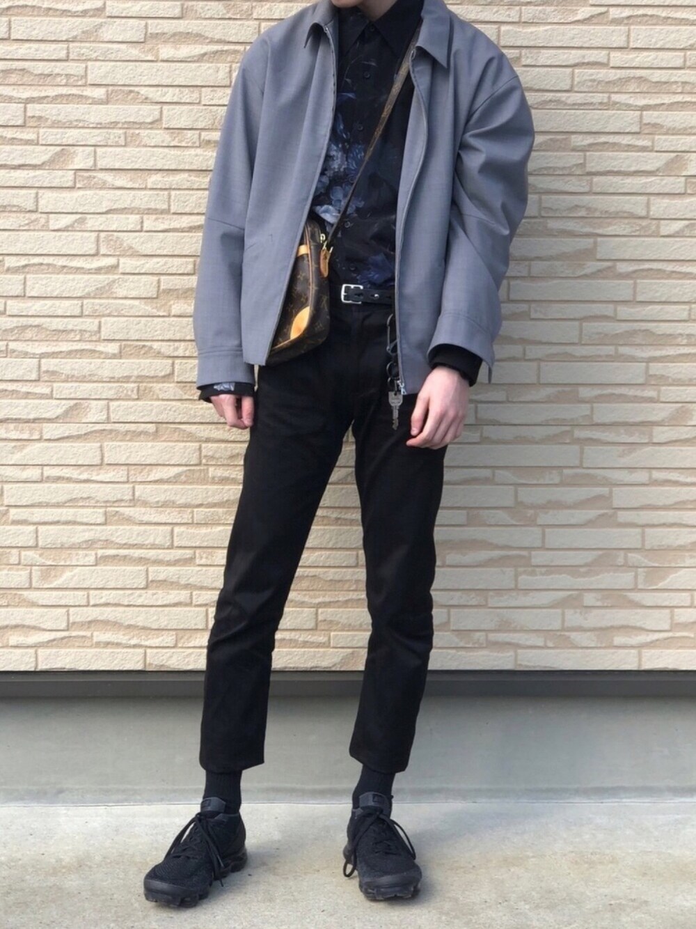 「春コーデ、休日スタイル、黒スキニー、柄シャツ、シャツスタイル、お洒落さんとつながりたい、NIKE、モードストリート、ブラックコーデ、ブラック」｜「HAREのドリズラーブルゾン（HARE）（ブルゾン、グレー系）」を使った、ryota.さん（メンズ・174cm）の春コーディネートの1枚目の写真