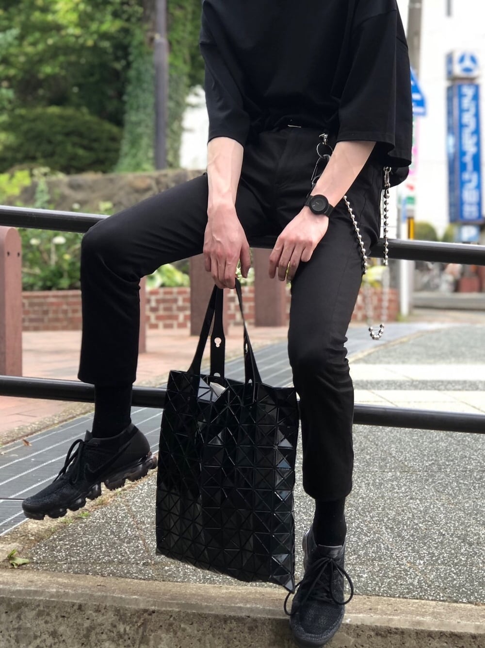 「夏コーデ、休日スタイル、スニーカー、NIKE、ビッグT、スニーカーコーデ、オールブラック、トートバッグ、ブラックコーデ、シンプルコーデ」｜「LAD MUSICIANのアイテム（トップス、ブラック系）」を使った、ryota.さん（メンズ・174cm）の夏コーディネートの1枚目の写真