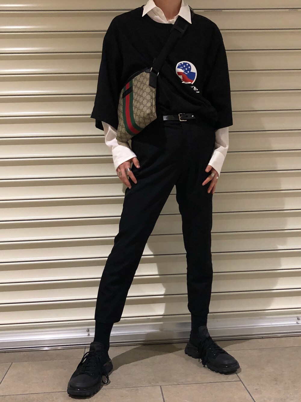 「ブラック、ブラックコーデ、黒コーデ、韓国ファッション、モノトーン、モノトーンコーデ、シャツスタイル、スニーカーコーデ、スポーツMIX'18秋」｜「Gosha Rubchinskiyのアイテム（Tシャツ/カットソー、ブラック系）」を使った、ryota.さん（メンズ・174cm）の秋コーディネートの1枚目の写真