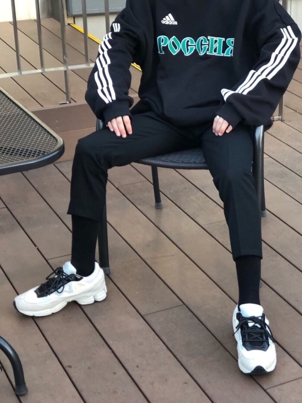 「黒、白、モノトーン、モノトーンコーデ、ブラック、ブラックコーデ、ストリート、street、streetstyle、outfit」｜「Gosha Rubchinskiyのアイテム（スウェット、ブラック系）」を使った、ryota.さん（メンズ・174cm）の秋コーディネートの1枚目の写真