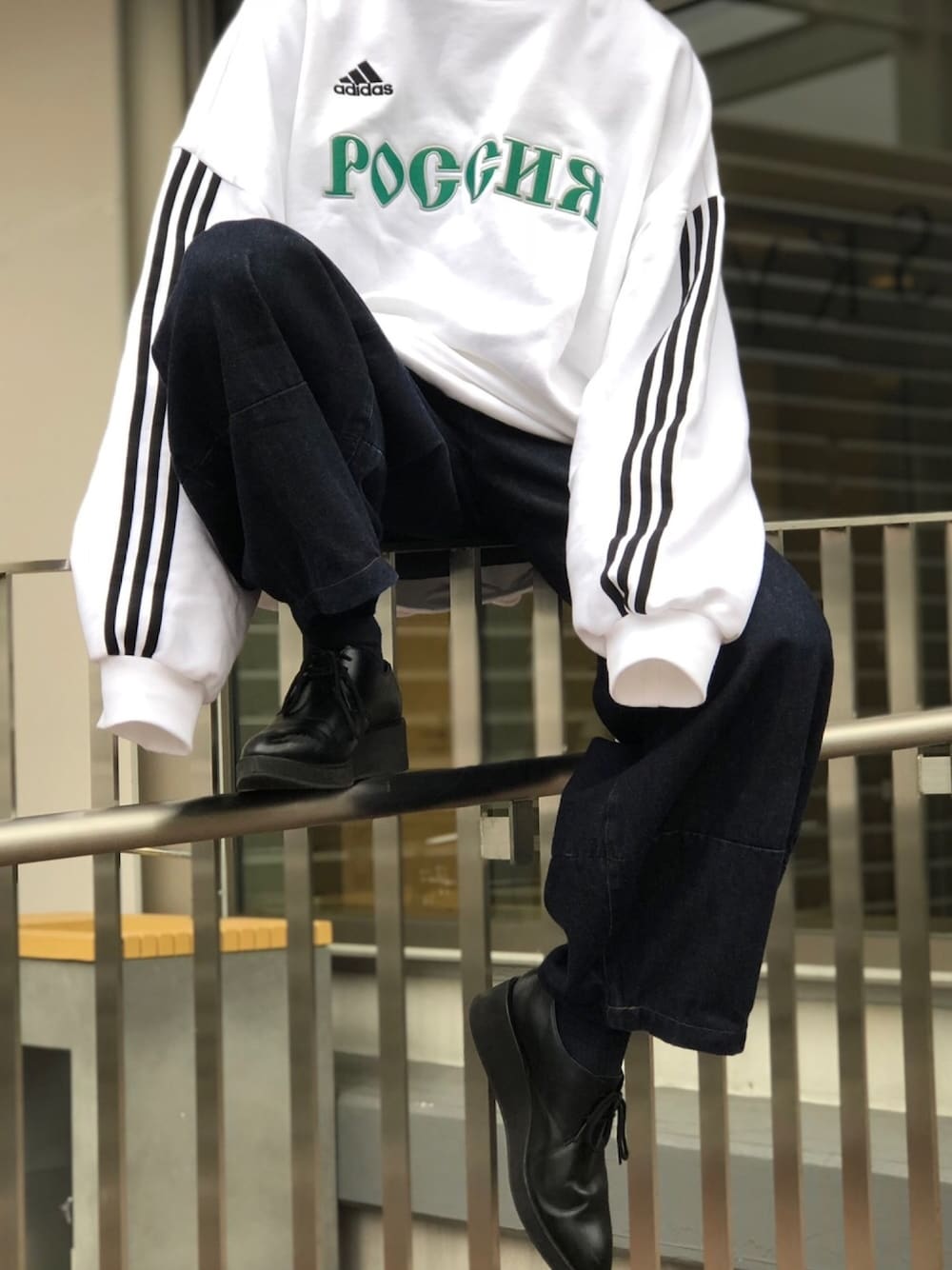 「白、スウェット、デニム、革靴、ビッグシルエット、プチプラ、モード、モードストリート、street、streetstyle」｜「Gosha Rubchinskiyのアイテム（スウェット、ホワイト系）」を使った、ryota.さん（メンズ・174cm）の秋コーディネートの1枚目の写真