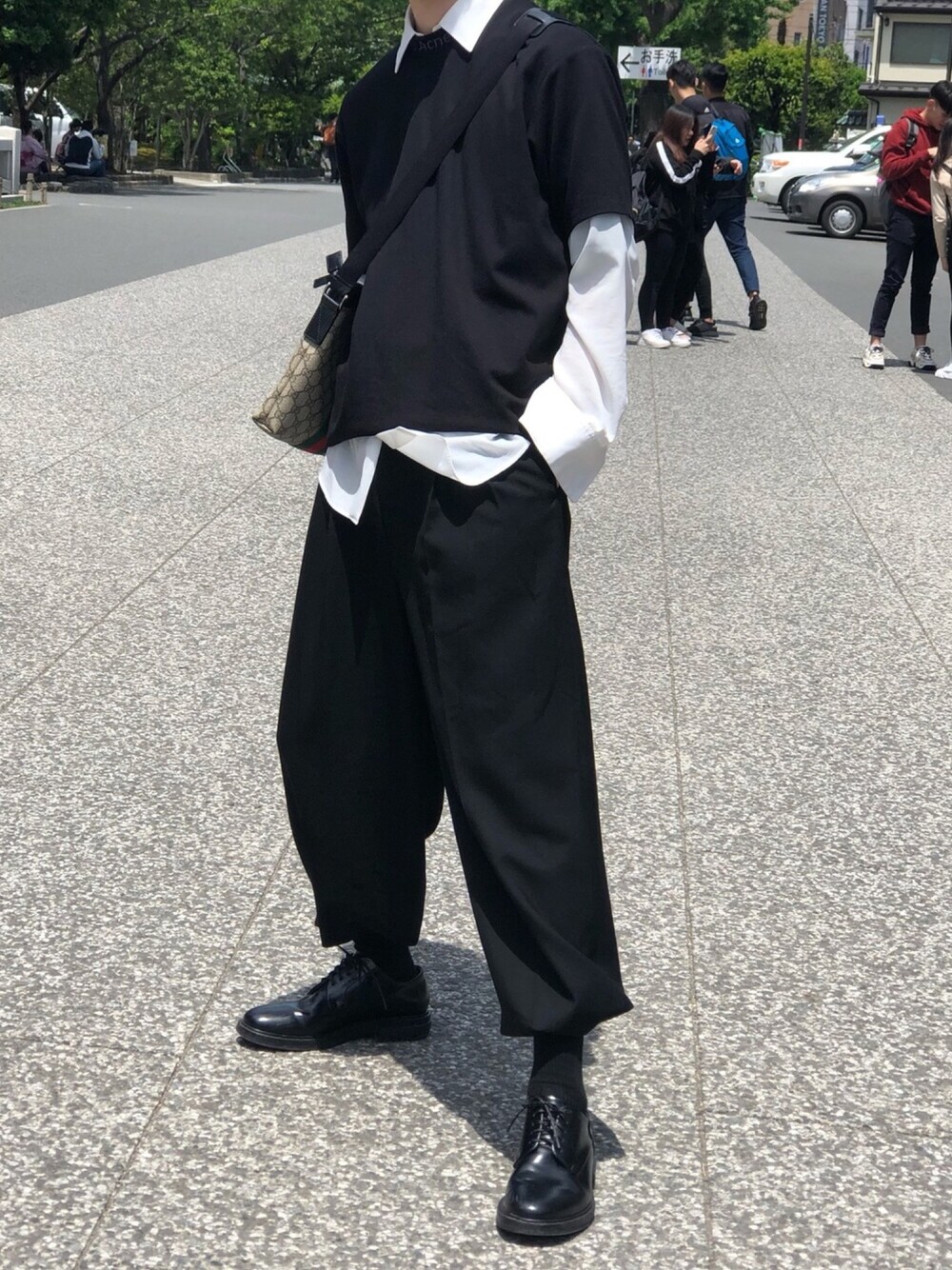 「shiyoh、シャツ、ワイドパンツ、ブラック、モノトーン、シャツスタイル、ビッグT、靴下イン、浅草」｜「Acne Studiosのアイテム（Tシャツ/カットソー、ブラック系）」を使った、ryota.さん（メンズ・174cm）の春コーディネートの1枚目の写真