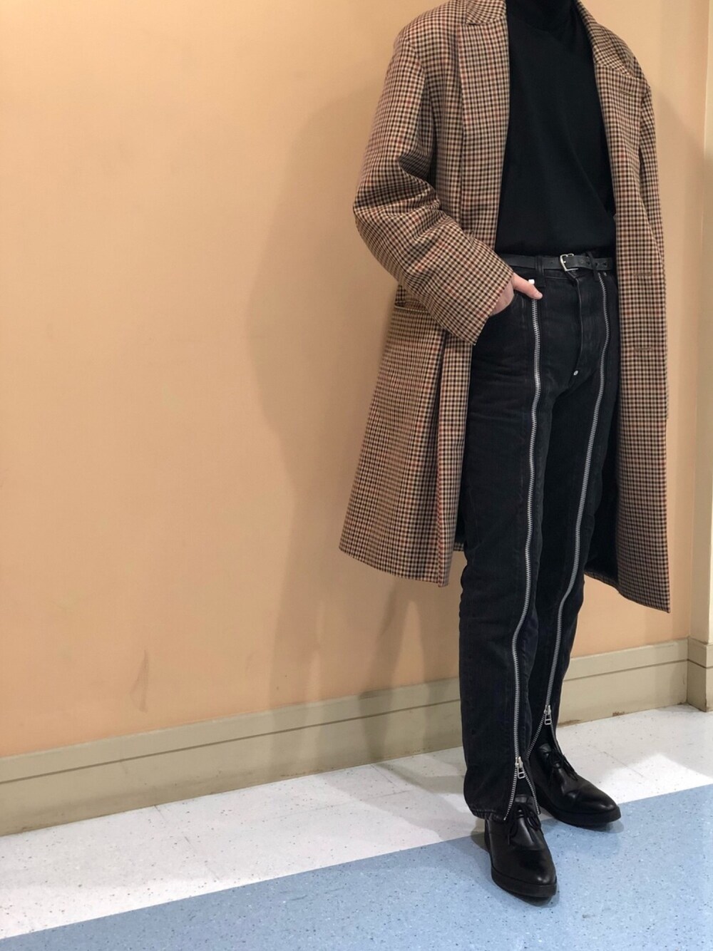 「黒、モード、タックイン、冬コーデ、ブラックコーデ、コート、チェック、ハイネック、デニムパンツ、革靴」｜「AMBUSHのアイテム（チェスターコート、ベージュ系）」を使った、ryota.さん（メンズ・174cm）の冬コーディネートの1枚目の写真