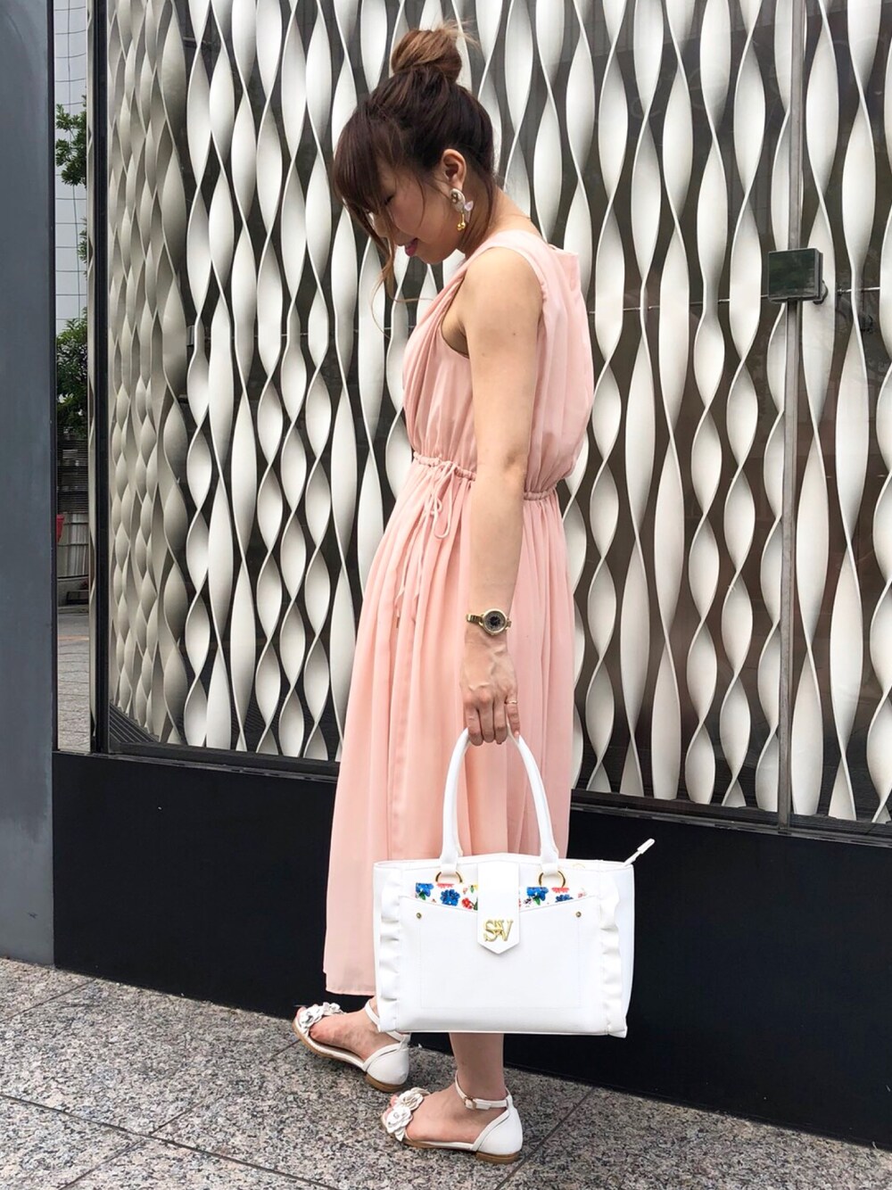 ピンク系のワンピース、ホワイト系のトートバッグ、ホワイト系のサンダルを着用したレディースの夏コーディネートの1枚目の写真