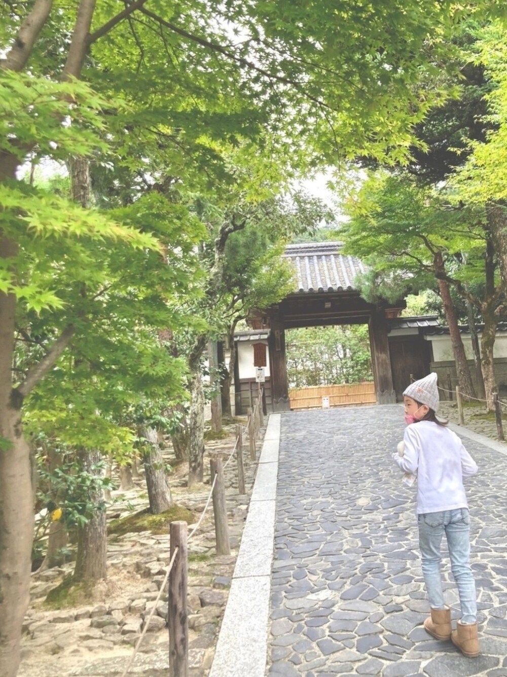 「銀閣寺、秋、キッズファッション、プチプラ、おんなのこ、小学生」｜「ZARAのアイテム（デニムパンツ、ブルー系）」を使った、eimieさん（キッズ・120cm）の秋コーディネートの1枚目の写真