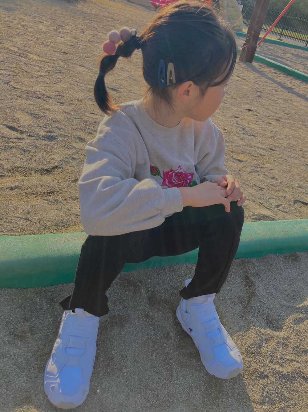 「休日スタイル、シンプルコーデ、カジュアル、スニーカーコーデ、秋コーデ、kids、女の子コーデ、小学生、スウェット」｜「KENZOのアイテム（スウェット、ベージュ系）」を使った、eimieさん（キッズ・120cm）の秋コーディネートの1枚目の写真