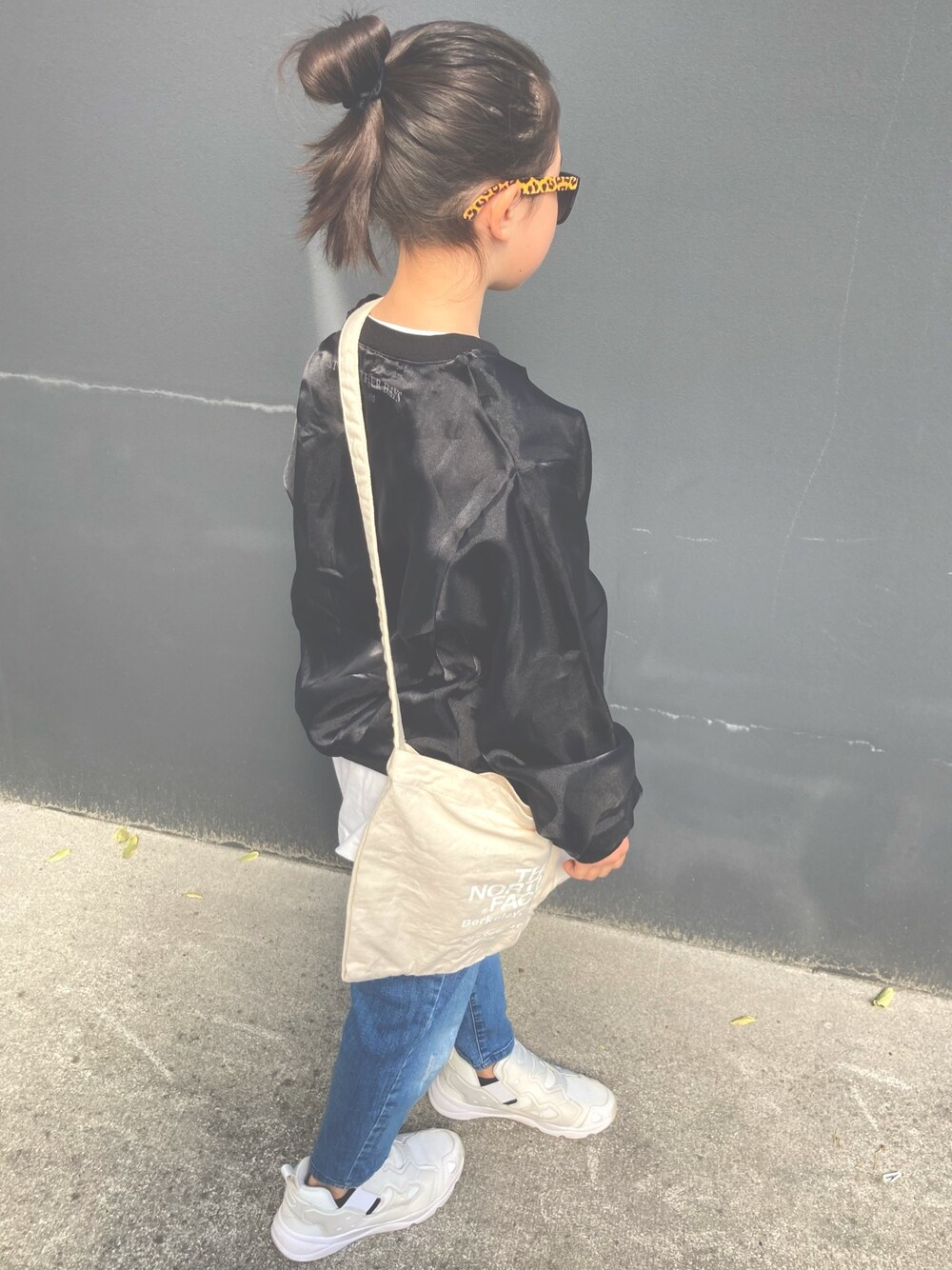 「白スニーカー、小学生コーデ、シンプルコーデ、春めきシューズ、おだんごヘアー、デニム」｜「repipi armarioのシアーカサネフラワープリントプルオーバー（スウェット、ブラック系）」を使った、eimieさん（キッズ・126cm）の春コーディネートの1枚目の写真