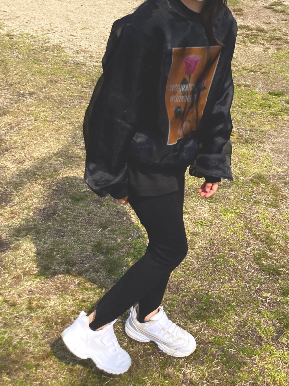 「カジュアルコーデ、シンプルコーデ、ブラックコーデ、モノトーンコーデ、小学生、女の子、スニーカーコーデ、Tシャツ、レイヤードスタイル、キッズファッション」｜「repipi armarioのシアーカサネフラワープリントプルオーバー（スウェット、ブラック系）」を使った、eimieさん（キッズ・126cm）の春コーディネートの1枚目の写真