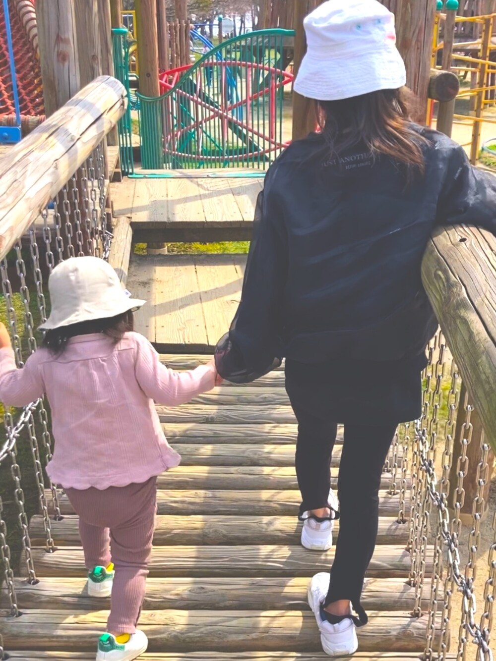 「休日スタイル、姉妹コーデ、女の子、キッズファッション、ハット、シンプルコーデ、小学生、レギンス」｜「DIESELのアイテム（ハット、ホワイト系）」を使った、eimieさん（キッズ・126cm）の春コーディネートの1枚目の写真