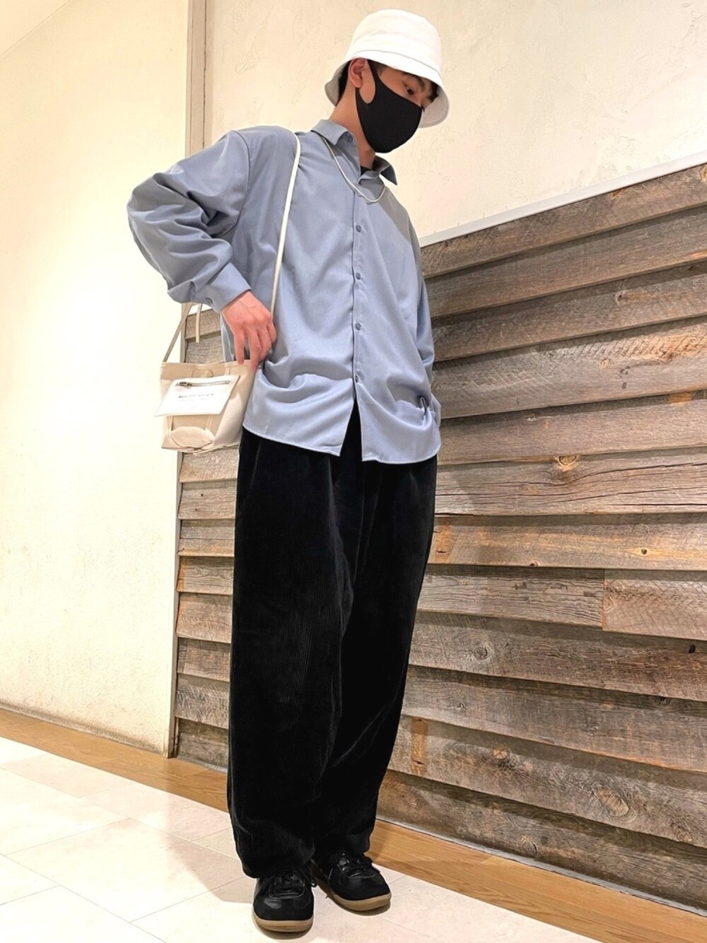 「MelanCleuge、メランクルージュ、モード、ブルー、バケットハット、シャツスタイル、ビッグシルエット、ワイドパンツ、コーデュロイパンツ、beautiful people」｜「Melan CleugeのGENIUS BK HAT（オフホワイト）（ハット、ホワイト系）」を使った、sora.さん（メンズ・172cm）の春コーディネートの1枚目の写真