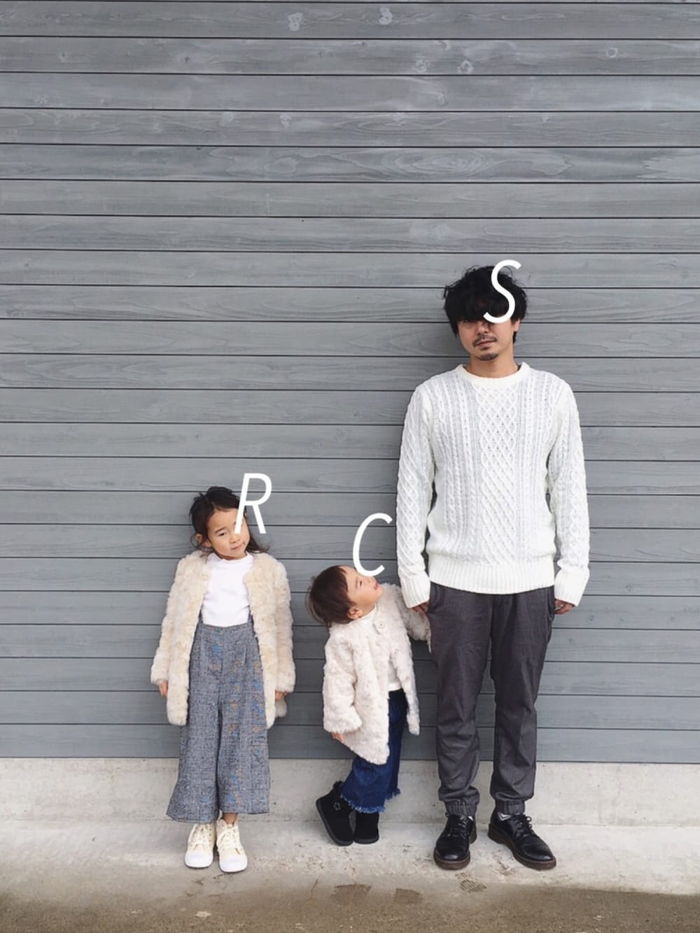 「ケーブルニット、ファーコート、ノーカラーコート、ワイドパンツ、パパと娘」｜「ZARAのアイテム（ノーカラージャケット、ホワイト系）」を使った、csmmさん（キッズ・100cm）の冬コーディネートの1枚目の写真