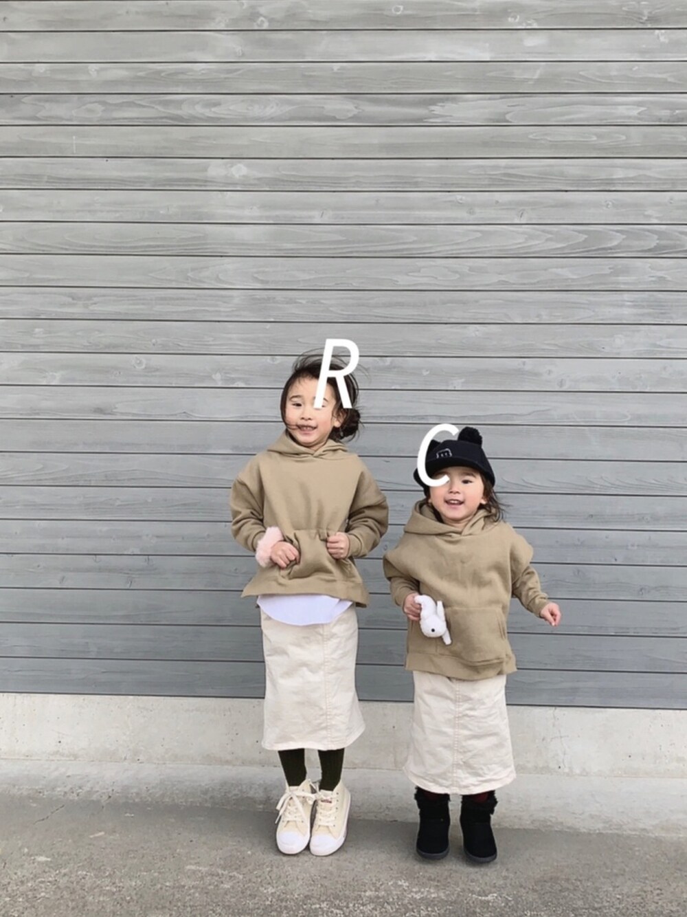 「ペンシルスカート、ビックシルエット、ジャンプ、姉妹コーデ、ベージュ×ホワイト、ポンポンキャップ、オーバーサイズスウェットパーカ」｜「GLOBAL WORKの【キッズ】ステッチタイトスカート/818925（スカート、ホワイト系）」を使った、csmmさん（キッズ・110cm）の冬コーディネートの1枚目の写真