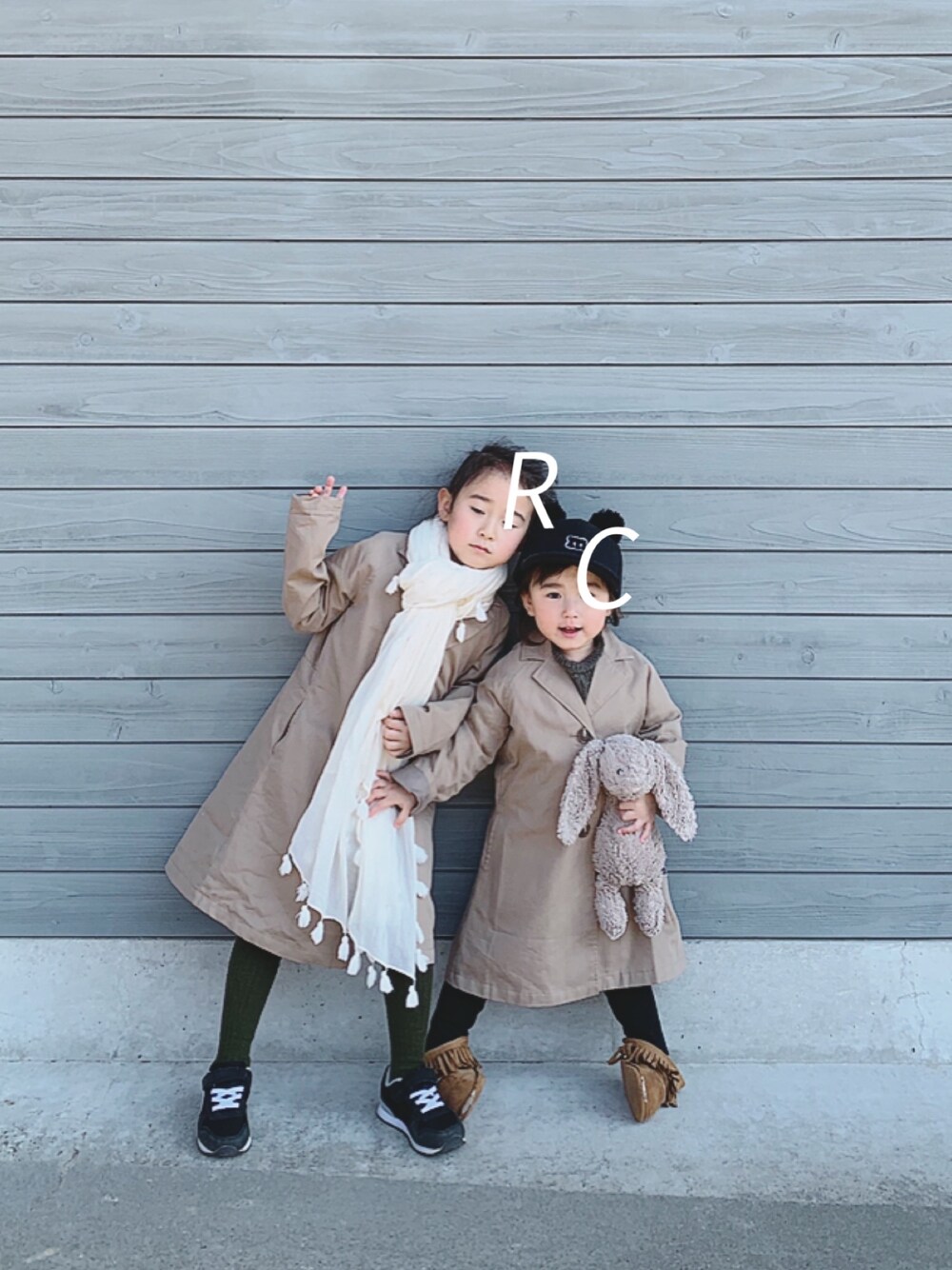 「トレンチコート、マフラー、姉妹コーデ」｜「Birthdayのポンポンキャップ（キャップ、ブラック系）」を使った、csmmさん（キッズ・110cm）の春コーディネートの1枚目の写真