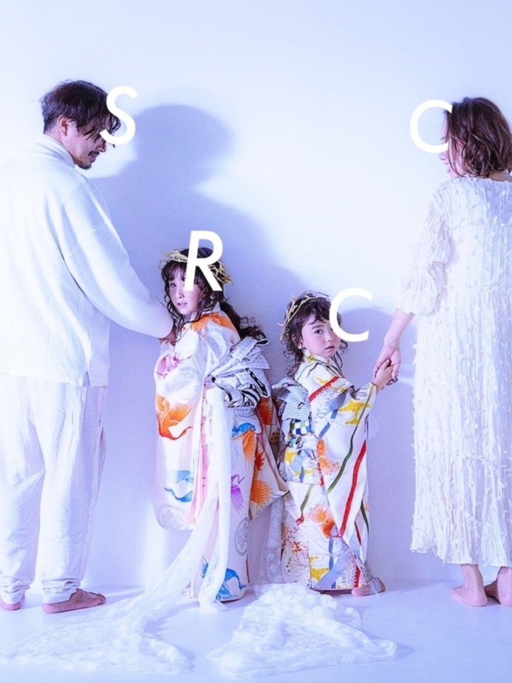「753、七五三、姉妹、着物、くらげ、カゾク、ワントーンコーデ、ホワイト」｜「PUBLUXのPUBLUX/パブリュクス【ユニセックスアイテム】ミラノリブタートルネックニット/ビッグシルエットタートルネックニット/オーバーサイズニット（ニット/セーター、ホワイト系）」を使った、csmmさん（キッズ・110cm）の秋コーディネートの1枚目の写真