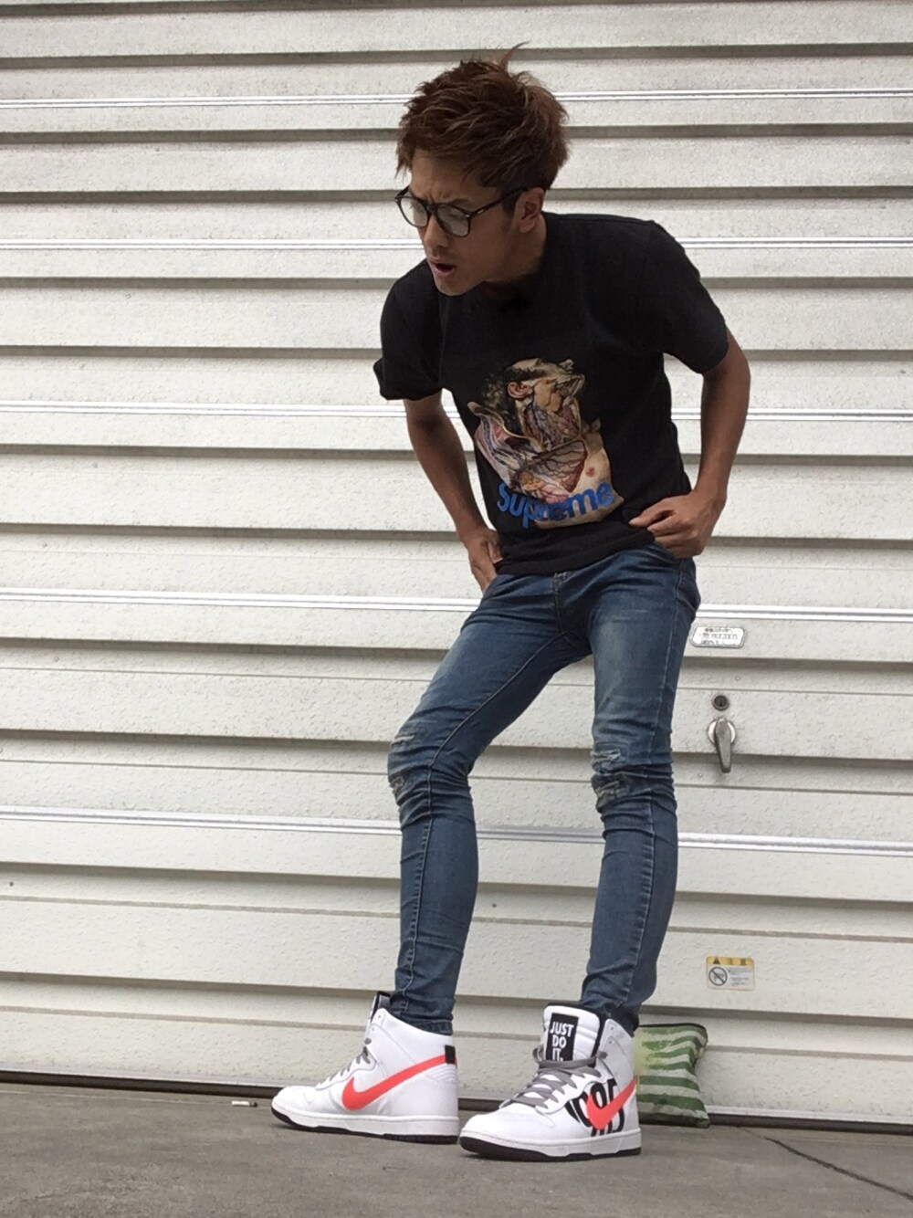 「おしゃれさんと繋がりたい、シンプルコーデ、NIKE、spreme」｜「Supreme のアイテム（Tシャツ/カットソー、ホワイト系）」を使った、たっくんさん（メンズ・182cm）の夏コーディネートの1枚目の写真