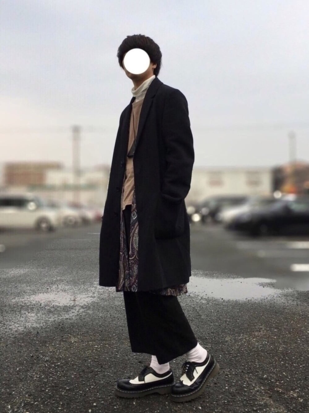 ベージュ系のTシャツ/カットソー、ブラック系のチェスターコート、レッド系のトレンチコートを着用したメンズの春コーディネートの1枚目の写真