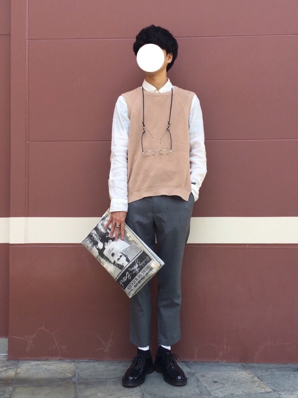 ホワイト系のシャツ/ブラウス、ベージュ系のベスト、グレー系のスラックスを着用したメンズの春コーディネートの1枚目の写真