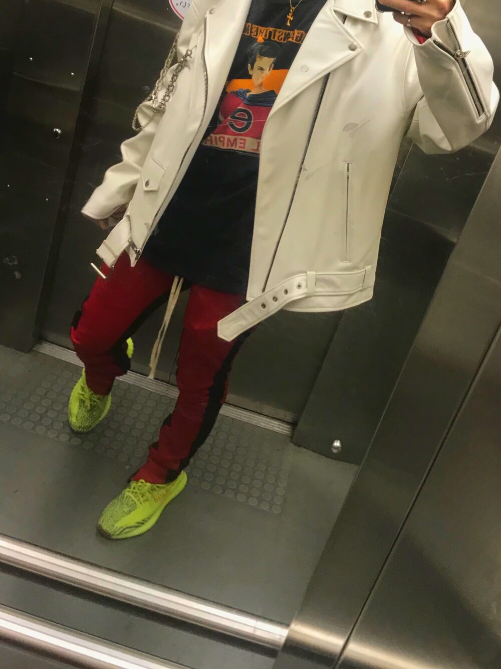 「AMBUSHのアイテム（ライダースジャケット、ホワイト系）」を使った、井上哲人さん（メンズ・171cm）の春コーディネートの1枚目の写真
