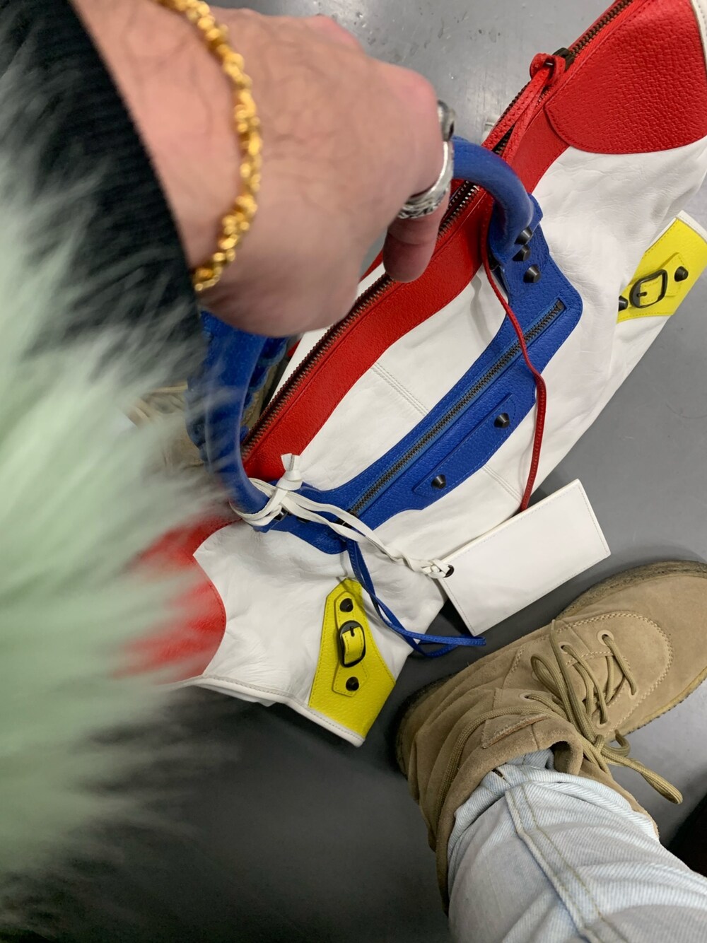 「BALENCIAGAのアイテム（バッグ、その他）」を使った、井上哲人さん（メンズ・171cm）の冬コーディネートの1枚目の写真