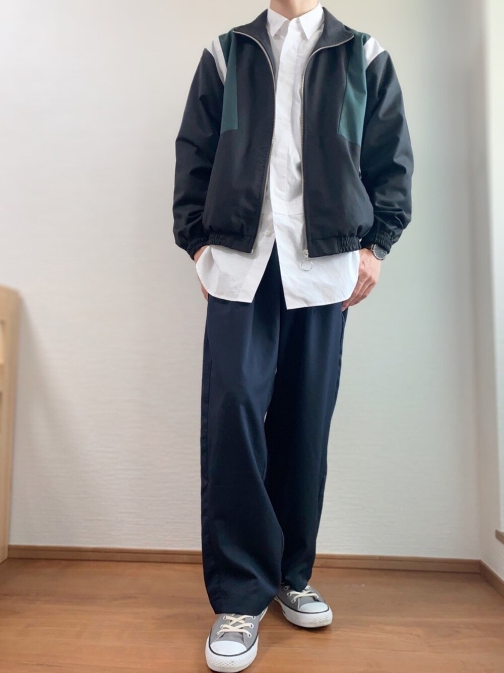 「春コーデ、シンプル、大人カジュアル、きれいめカジュアル、低身長、ootd、スニーカー、UNIQLO、おしゃれさんと繋がりたい、いいね、save、フォローお願いします🤑」｜「BEAMSのアイテム（ブルゾン、ブラック系）」を使った、Takiさん（メンズ・169cm）の春コーディネートの1枚目の写真