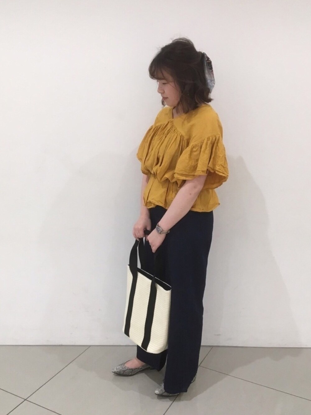 「AMERICAN HOLIC、アメホリ、ワイドパンツ、マスタード、半袖シャツ、パイソン柄パンプス」｜「AMERICAN HOLICの・ティアードブラウス（シャツ/ブラウス、イエロー系）」を使った、AYさん（レディース・153cm）の春コーディネートの1枚目の写真