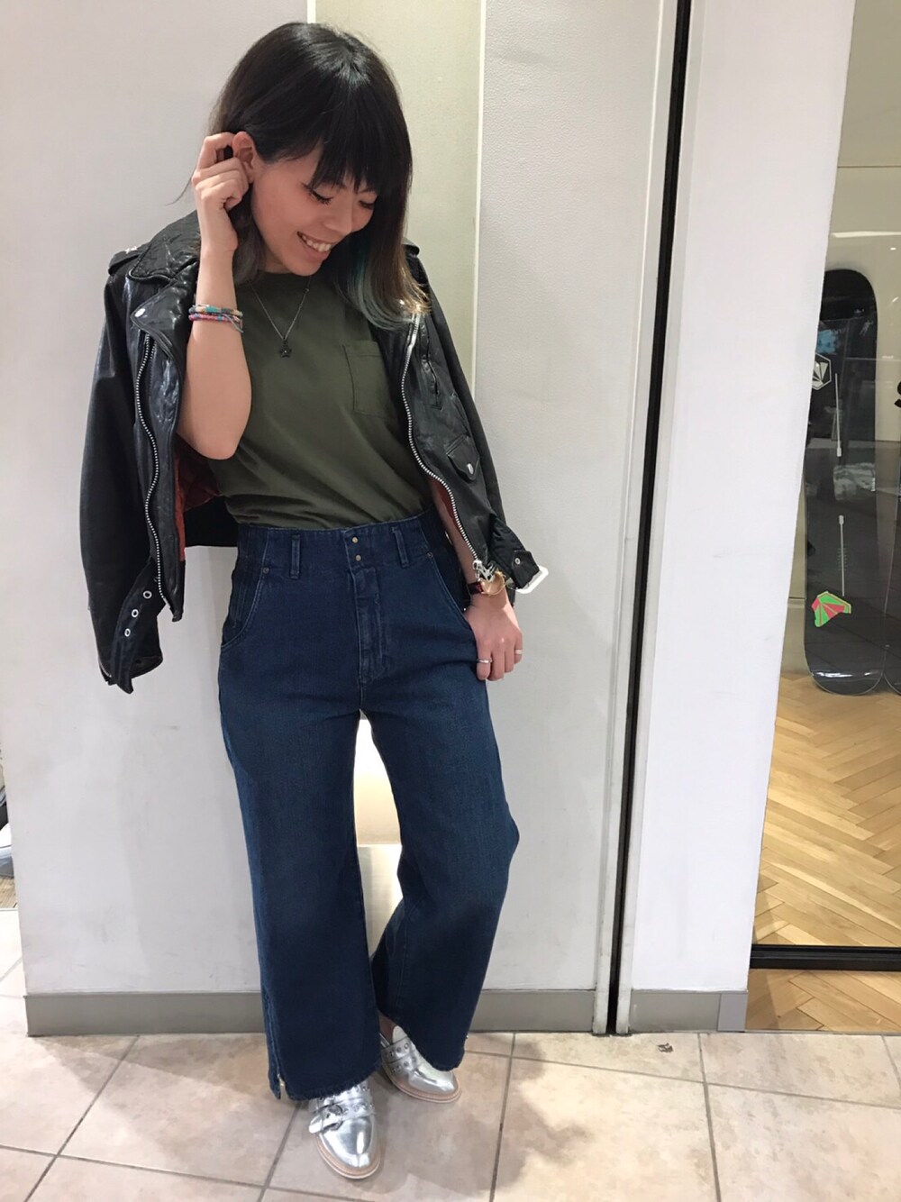 「ライダース、デニムパンツ、シンプルコーデ」｜「RNAのJ1767 WASH OUTライダース②（ライダースジャケット、ブラック系）」を使った、ヨコアヤさん（レディース・162cm）の春コーディネートの1枚目の写真
