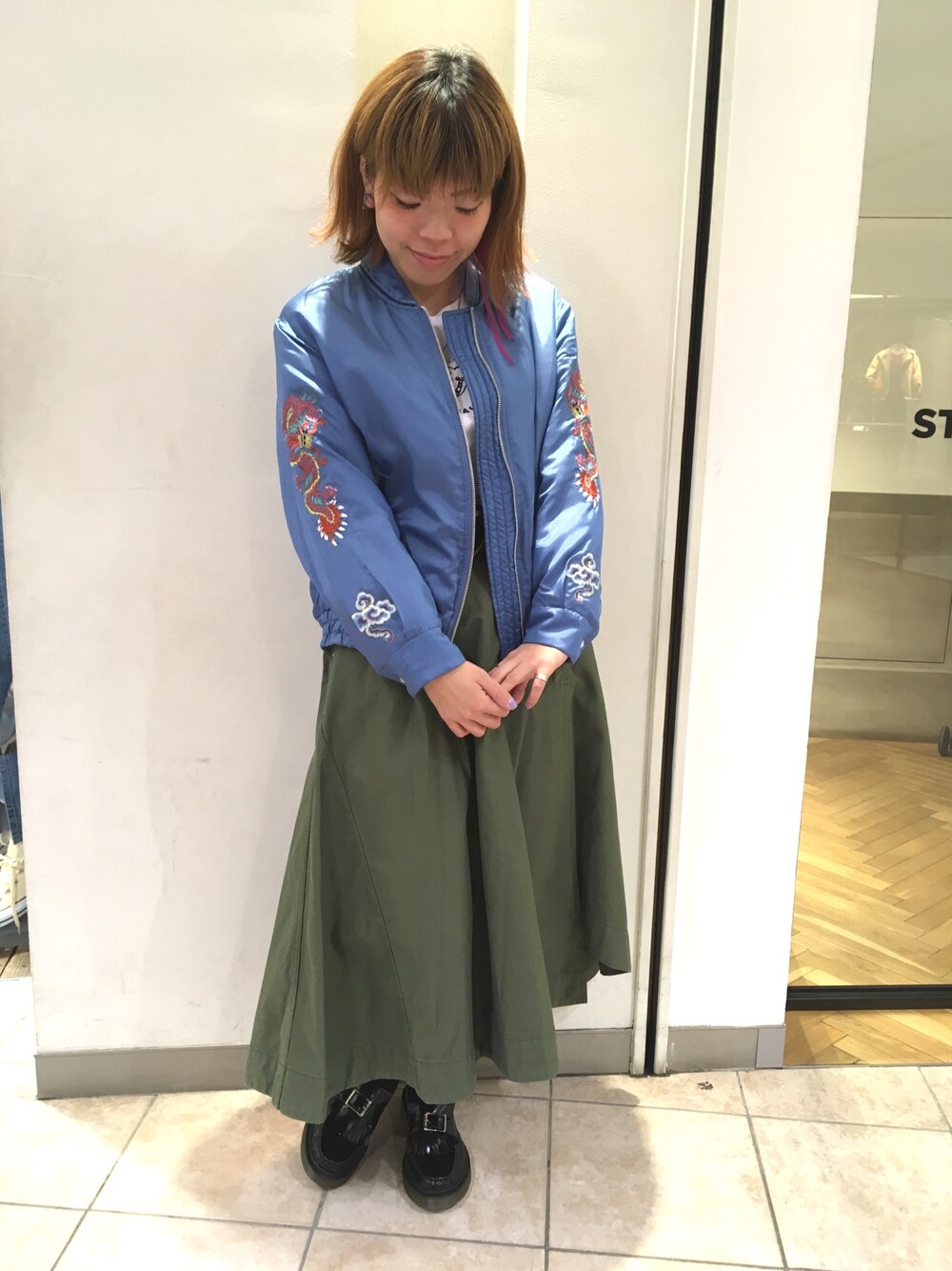 「スカジャン、はるコーデ、RNA」｜「RNAのJ1840 ドラゴンジャケット（ブルゾン、ブルー系）」を使った、ヨコアヤさん（レディース・162cm）の冬コーディネートの1枚目の写真