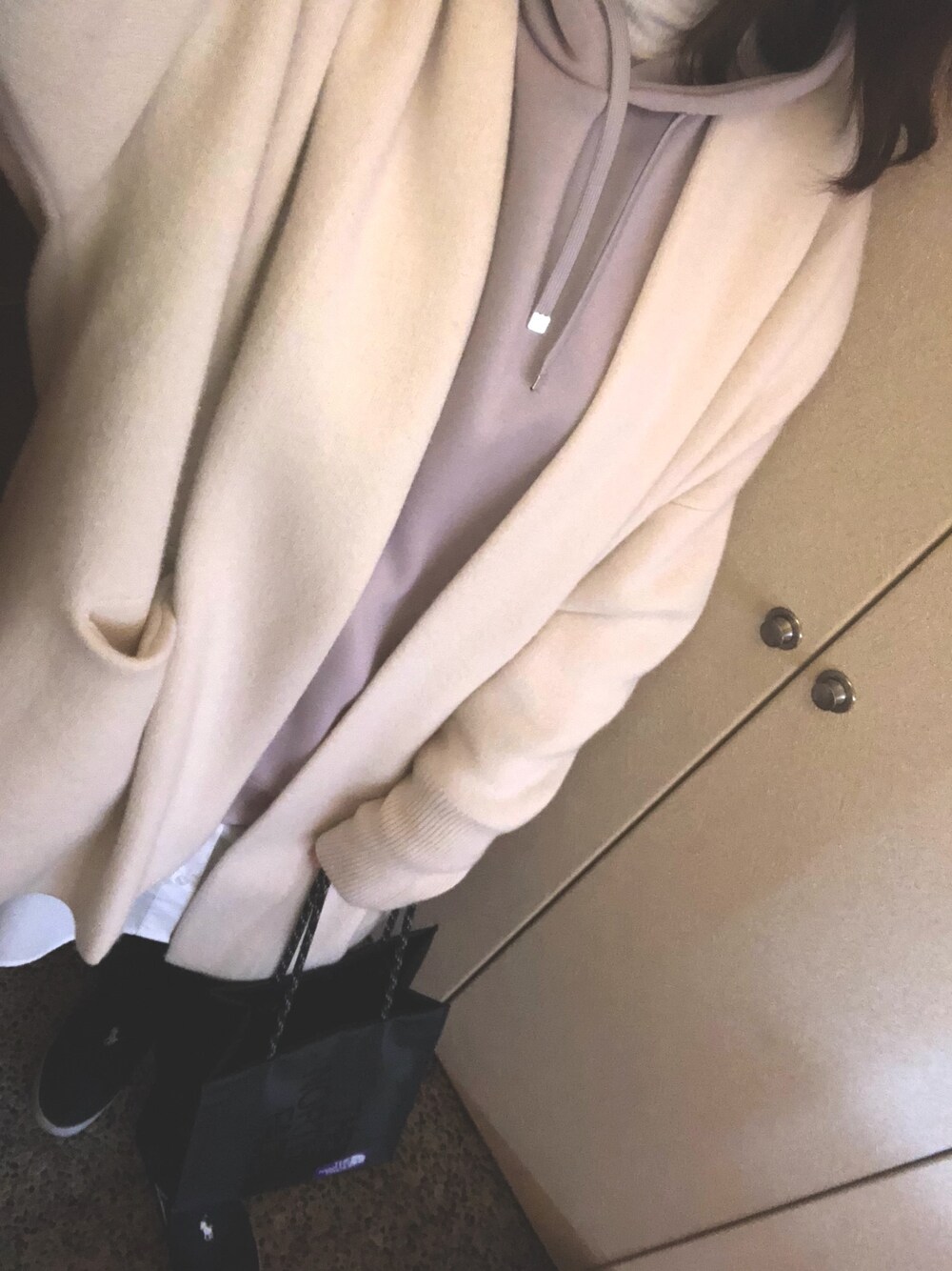 ホワイト系のカーディガン/ボレロ、パープル系のパーカー、ブラック系のその他パンツを着用したレディースの冬コーディネートの1枚目の写真