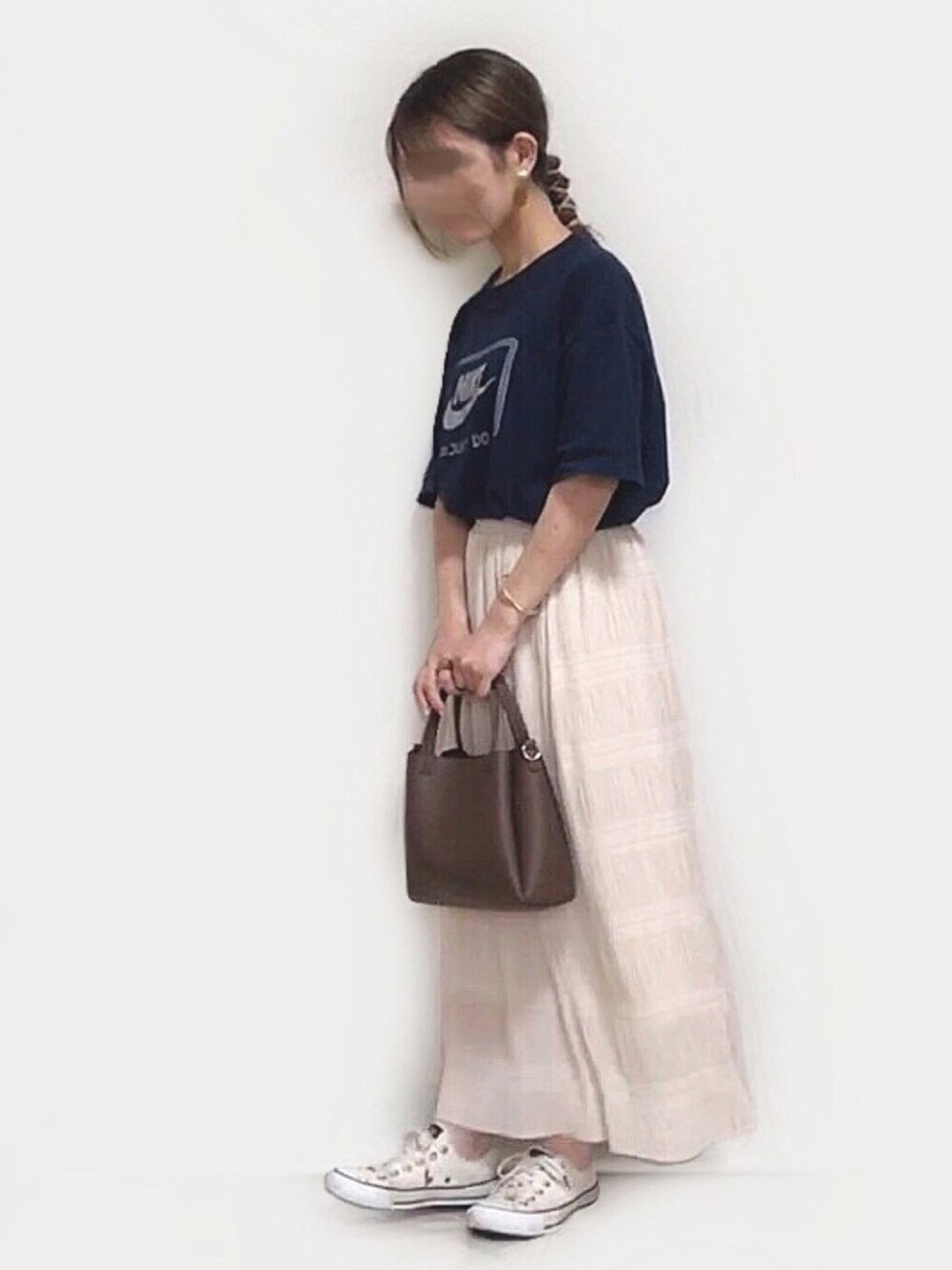 「Tシャツ、ロゴT、マキシスカート、スニーカー、コンバース、古着MIX、夏コーデ、シンプル、オトナカジュアル、大人カジュアル」｜「NIKEのアイテム（Tシャツ/カットソー、ブルー系）」を使った、まかろにさん（レディース・156cm）の夏コーディネートの1枚目の写真