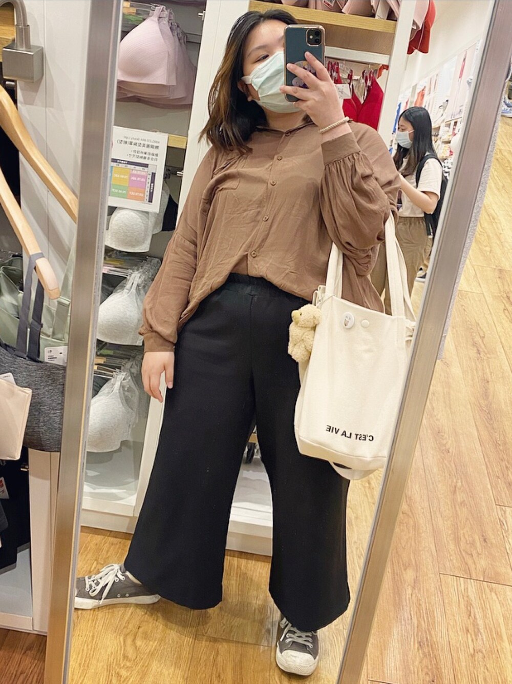 「NETのアイテム（ドラムバッグ、ベージュ系）」を使った、LIYU’sさん（レディース・148cm）の春コーディネートの1枚目の写真