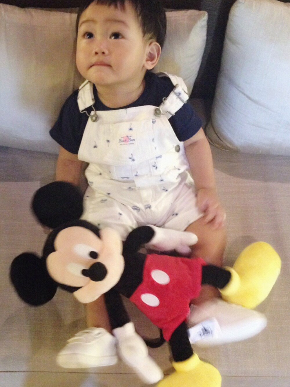 「Tayih Landis Hotel Tainan、baby」｜「Carter'sのアイテム（サロペット/オーバーオール、ホワイト系）」を使った、Kyle0916さん（キッズ・80cm）の秋コーディネートの1枚目の写真