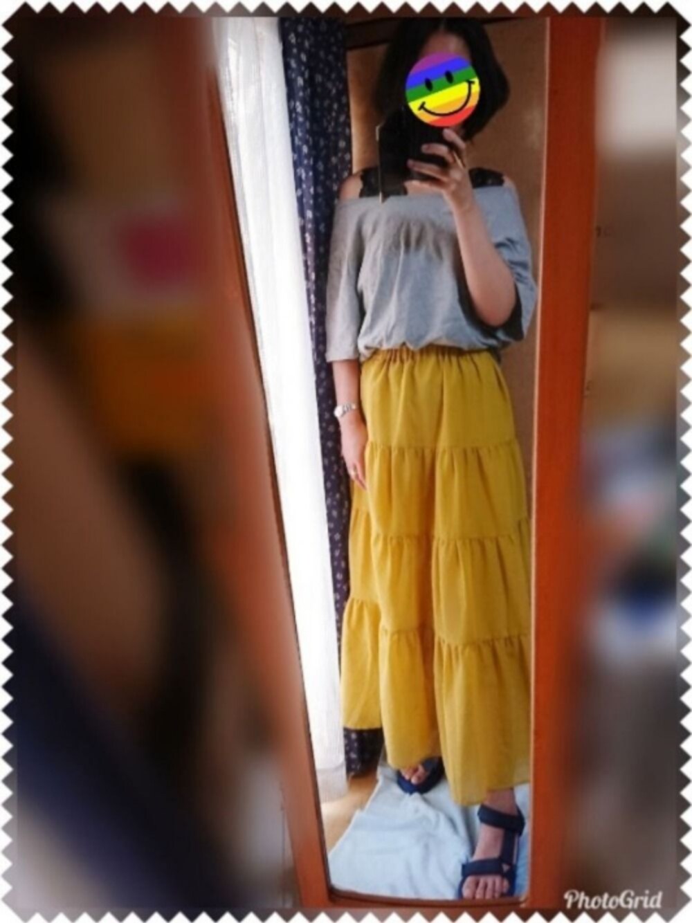 イエロー系のスカート、ブルー系のサンダル、グレー系のTシャツ/カットソーを着用したレディースの夏コーディネートの1枚目の写真