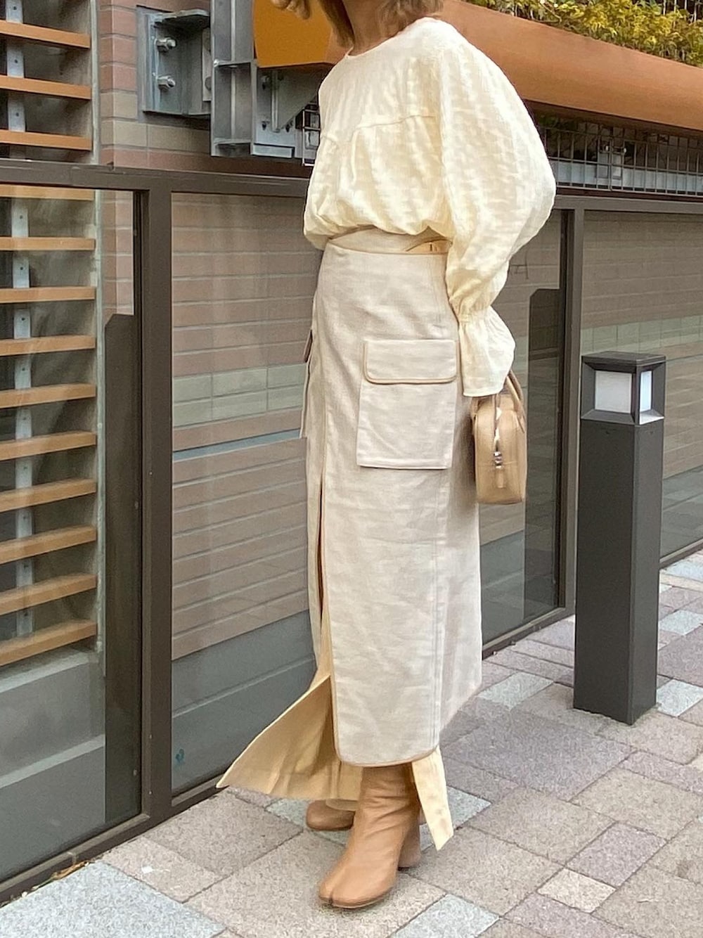 「Fizz、Maison Margiela、Littlesuzie」｜「Fizzの【Fizz/フィズ】　ベルスリーブ　シャーリング素材ブラウス（シャツ/ブラウス、ホワイト系）」を使った、りほさん（レディース・159cm）の春コーディネートの1枚目の写真