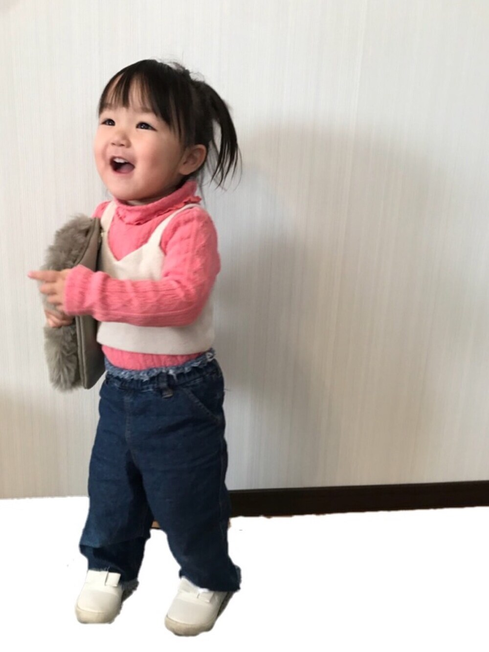 「2歳、ビスチェ、ビスチェ×デニム、ワイドデニム、フリンジデニム、タートルネック、プティマイン、petit main、ガーリー、スリッポン」｜「petit mainのアイテム（その他トップス、ベージュ系）」を使った、reomamaさん（キッズ・90cm）の冬コーディネートの1枚目の写真