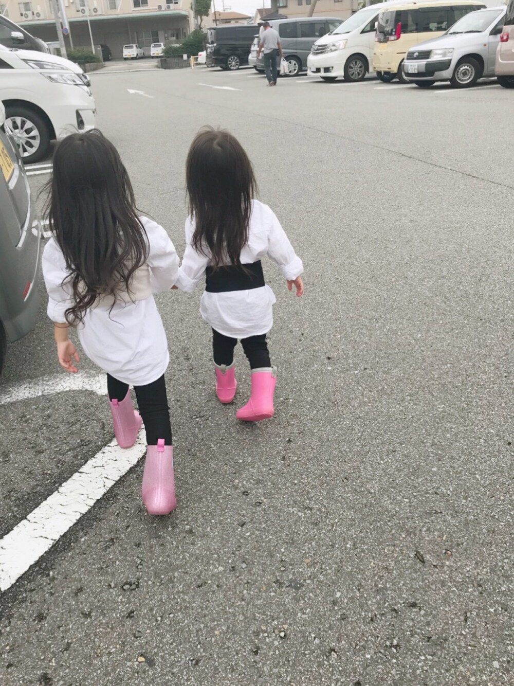 「秋服準備はじめました、キッズファッション、リンクコーデ、双子コーデ、ビスチェ、シャツスタイル、黒スキニー、レインブーツ、シャツワンピ、西松屋」｜「西松屋のアイテム（シャツ/ブラウス、ホワイト系）」を使った、reomamaさん（キッズ・90cm）の秋コーディネートの1枚目の写真