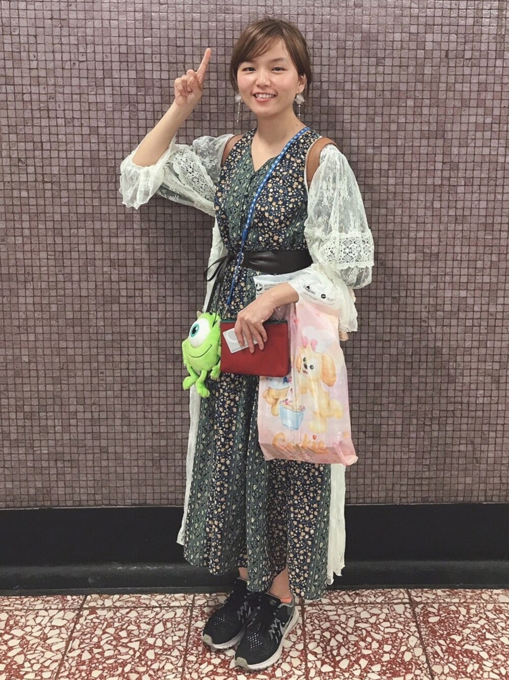 「春コーデ、おしゃれさんと繋がりたい、wcloset、BCSTOCK、花柄ワンピース、NIKE、disney、休日スタイル」｜「w closetのアイテム（ジャケット/アウター、ホワイト系）」を使った、しばさん（レディース・154cm）の春コーディネートの1枚目の写真