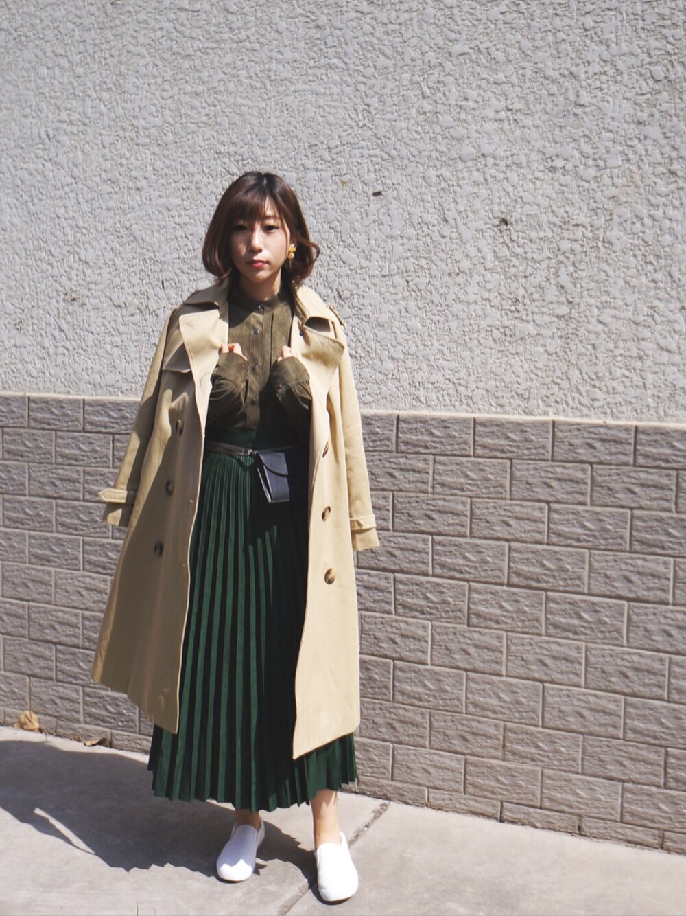 「大人カジュアル、ootd、カジュアルコーデ、ワイドパンツ、キャップ」｜「A.P.C.のアイテム（ボディバッグ/ウエストポーチ、ブラック系）」を使った、nownowさん（レディース・158cm）の春コーディネートの1枚目の写真