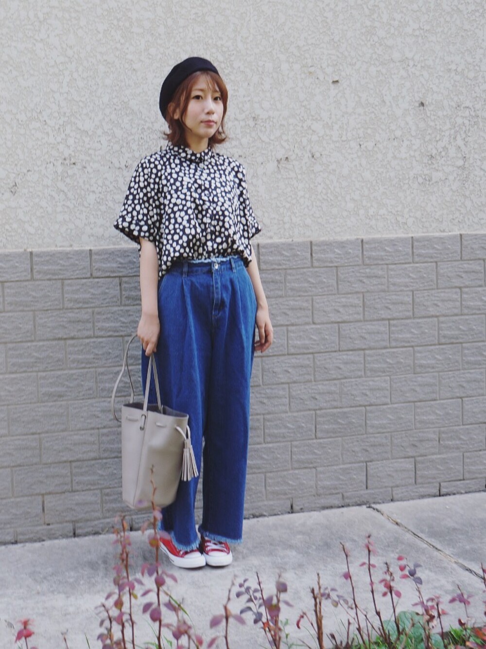 「休日スタイル、秋のコーデ、オトナカジュアル、スニーカー、ワイドパンツ、赤、シンプルコーデ」｜「w closetのタック入りワイドデニムパンツ（デニムパンツ、ブルー系）」を使った、nownowさん（レディース・158cm）の秋コーディネートの1枚目の写真