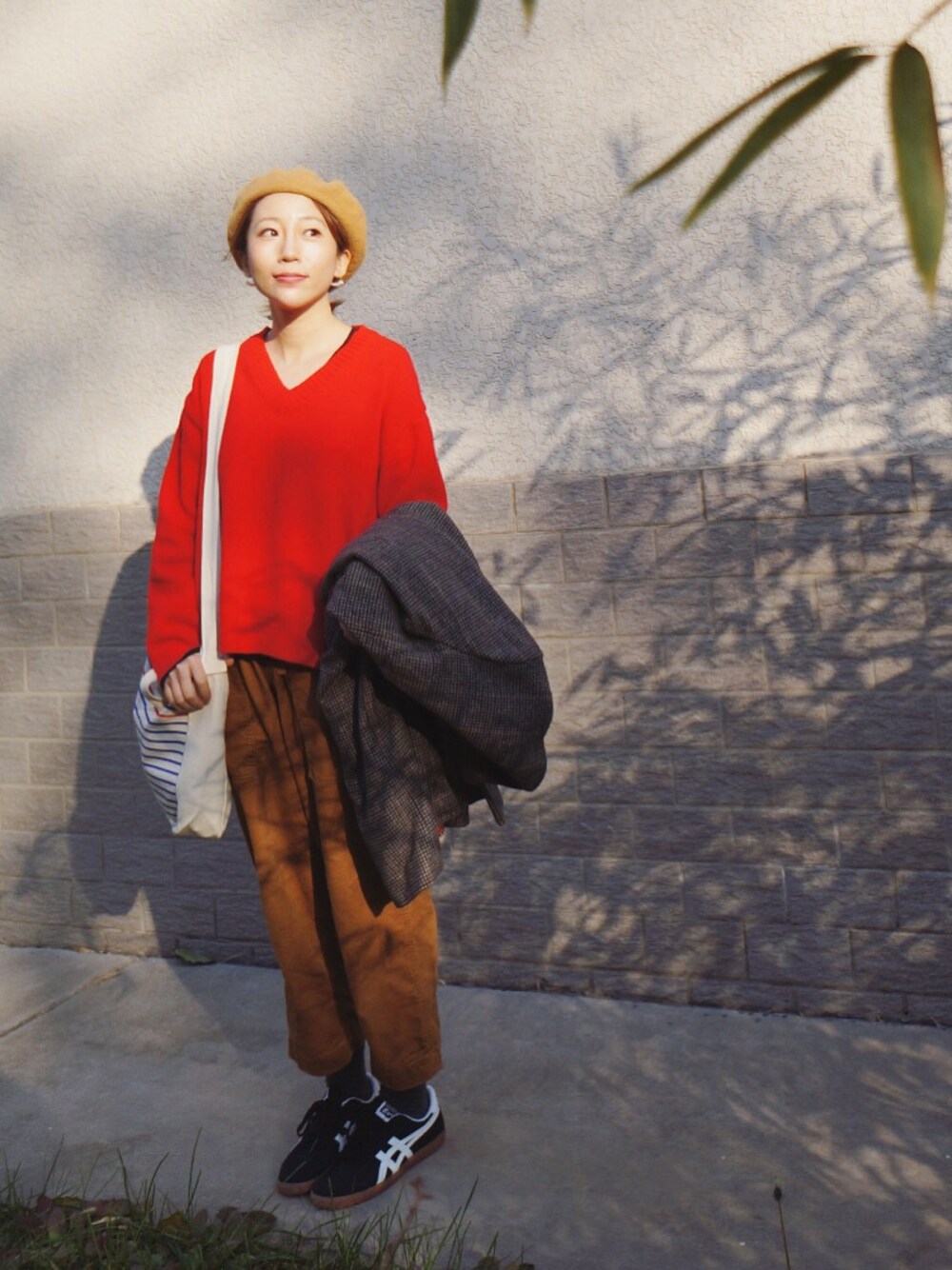 「ootd、カジュアル、秋コーデ、モノトーン、ゆるコーデ」｜「niko and...のアイテム（チノパンツ、オレンジ系）」を使った、nownowさん（レディース・158cm）の秋コーディネートの1枚目の写真
