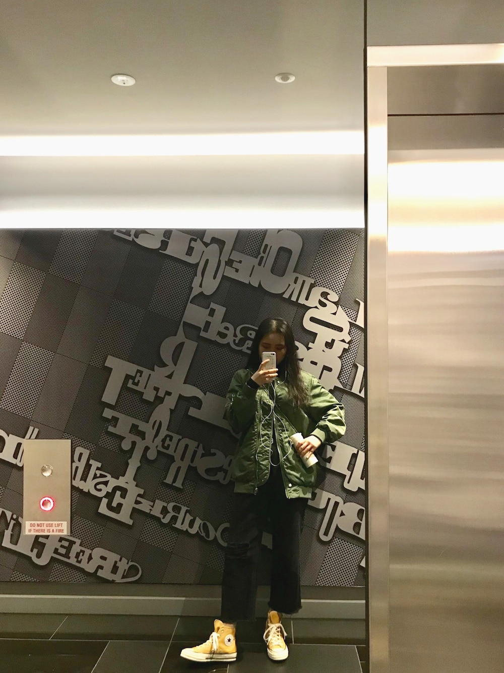 「ootd」｜「CONVERSEのアイテム（スニーカー、イエロー系）」を使った、椒盐吐司さん（レディース・31cm）の秋コーディネートの1枚目の写真